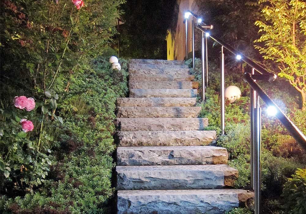 Aussentreppe mit LED-Licht im Handlauf